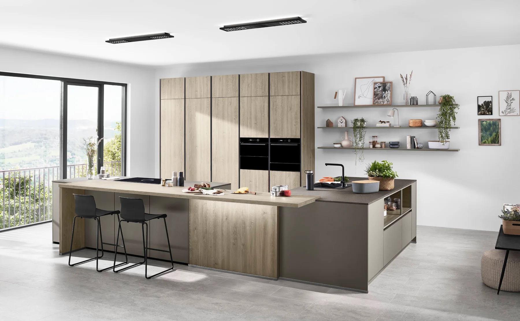 Kücheninspiration: offene Küche in Holzoptik mit großzügiger Insel und Sitzplätzen