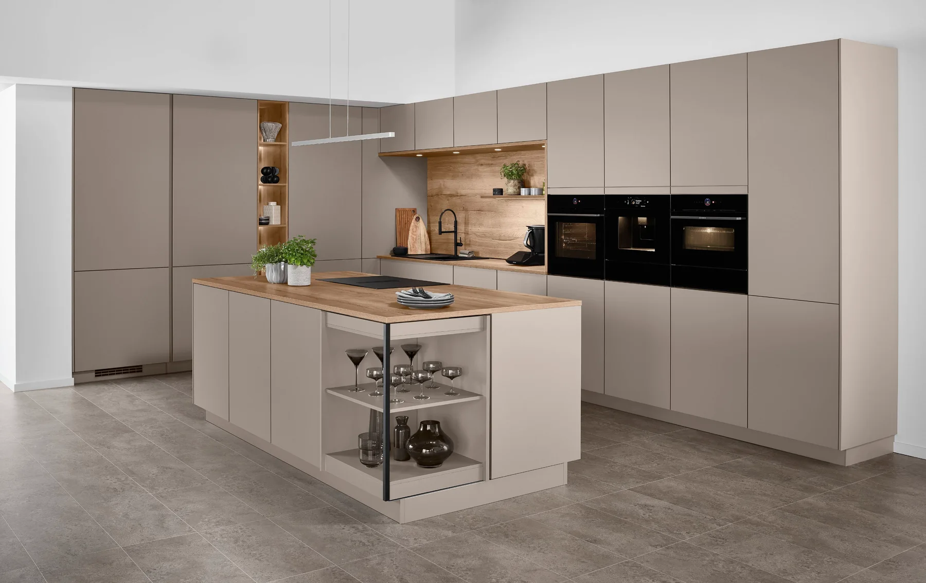 Kücheninspiration: sandfarbene Einbauküche mit Holzdetails und Kochinsel